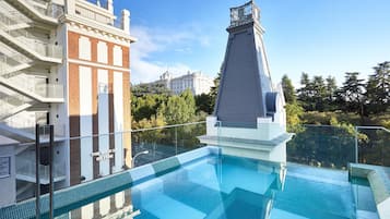 Una piscina al aire libre, tumbonas