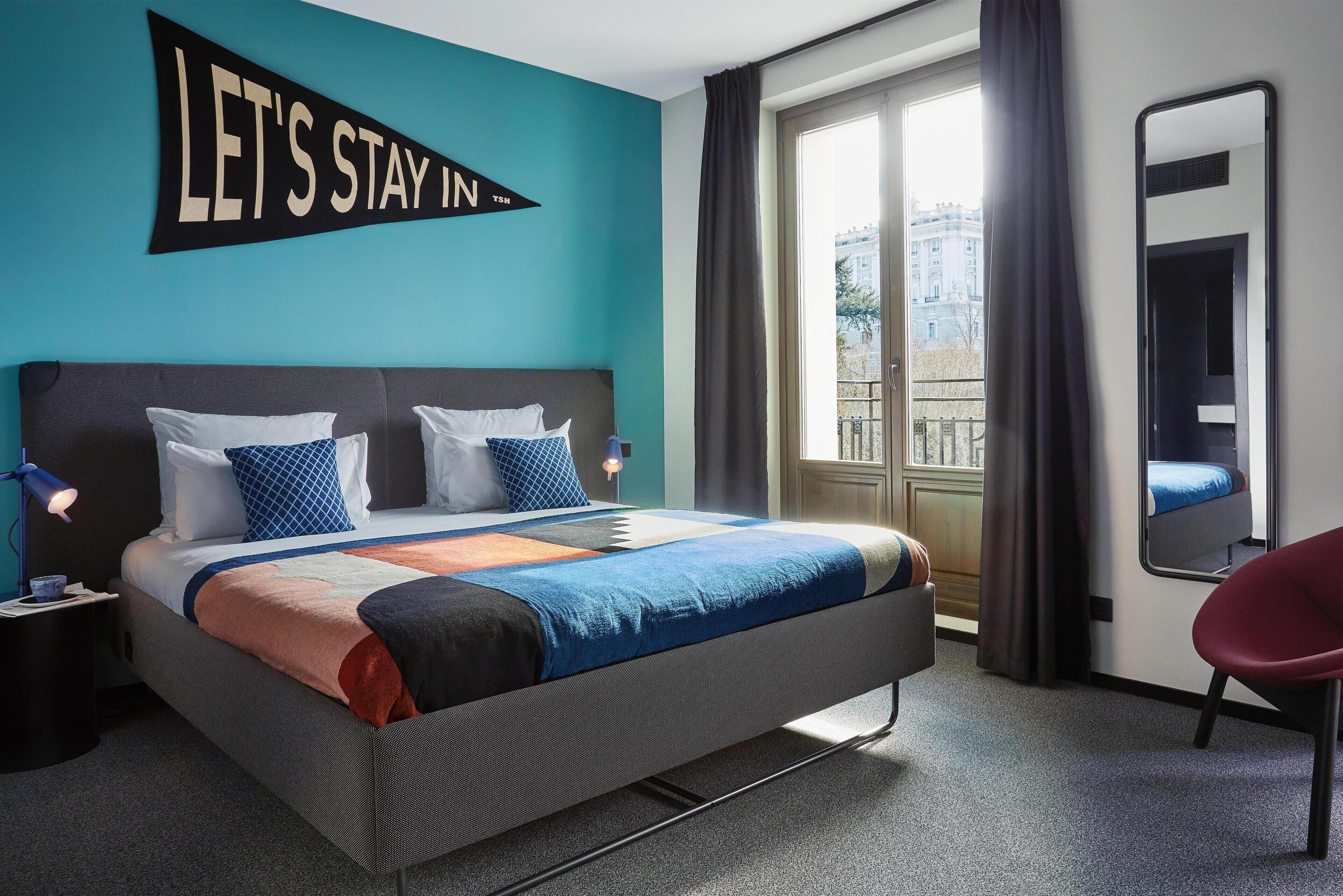 Frigobar, cofres nos quartos, cortinas blackout, quartos à prova de som