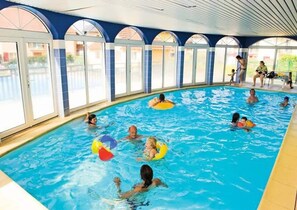 Inomhuspool och utomhuspool