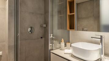 Badkar/dusch, hårtork, handdukar och tvål