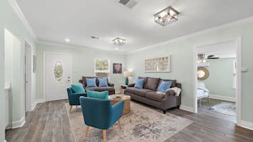 Televisor intel·ligent, videojocs, futbolí i llibres