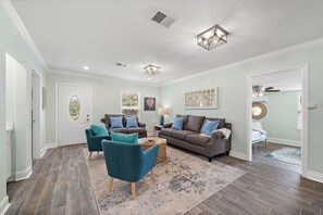 Smart-TV, Videospiele, Tischfußball, Bücher