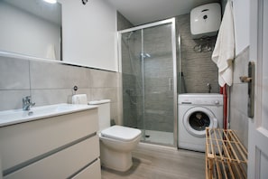 Dusche, Haartrockner, Handtücher