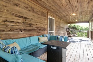 Terrace/patio - Hidden Gem: Upscale Area, EV Charger, Firepit, Near HWY65 and I44 (Springfield)