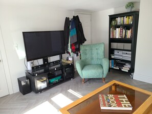 TV connectée, livres, écrans d'ordinateur, imprimantes