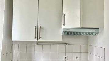 Réfrigérateur, micro-ondes, bouilloire électrique, moulin à café