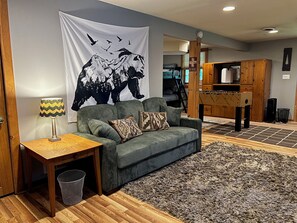 Una Smart TV, una chimenea, un futbolín