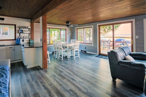 Lakefront Cottage on Shawano Lake — Family Friendly, Sunset Views & Kayaks