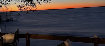 Modern lakefront cottage. 30 minutes from Lambeau Field! Great fishing, swimming