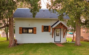 Exterior detail - Cozy Lakefront Cottage — Sunsets, Kayaks, Fishing, Paddleboards, Water Mat (Shawano)