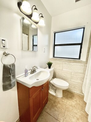 Duschwanne, Haartrockner, Handtücher, Seife