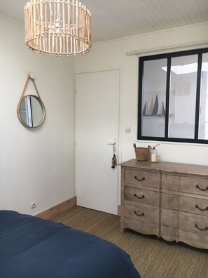 2 bedrooms, iron/ironing board, travel cot, WiFi