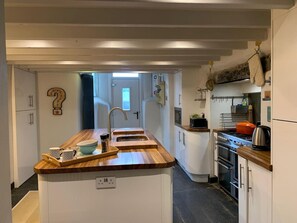 Køleskab, mikrobølgeovn, ovn, kogeplade