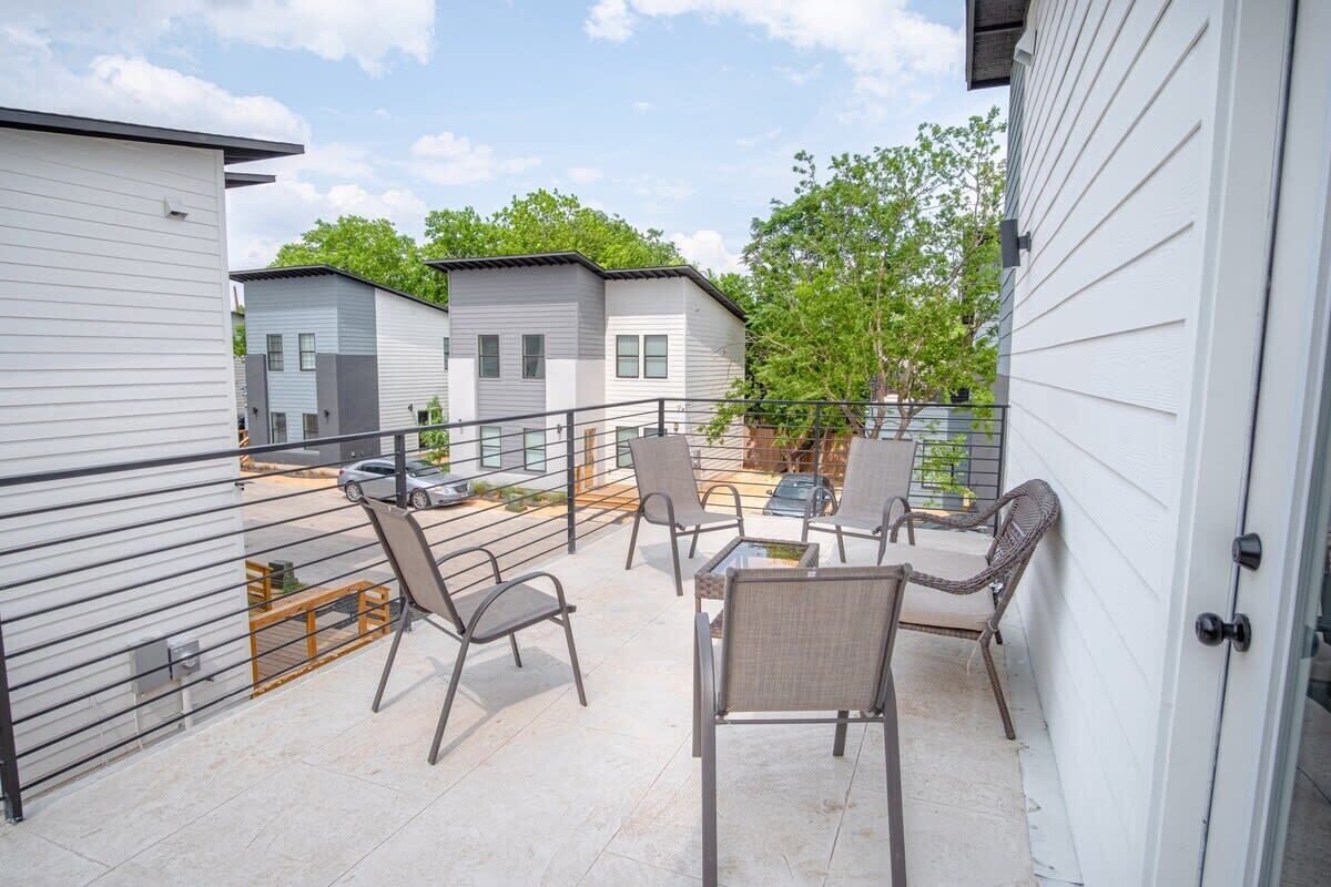 Un espacio al aire libre con mobiliario y vistas a viviendas móviles cercanas.