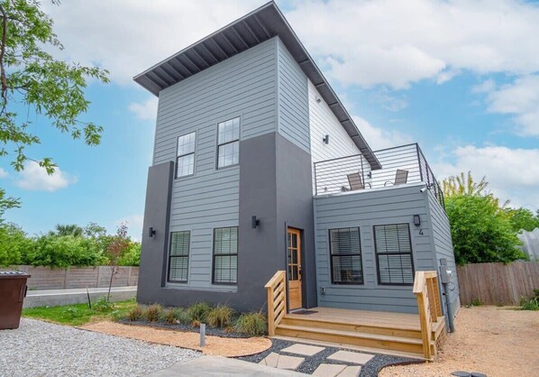 Exterior - Experience Modern Luxury! 3BR/2.5BA Home Near DT (San Antonio)