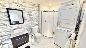 Douche, sĂšche-cheveux, serviettes fournies, savon