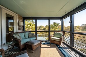 Smart TV - Secluded Marsh Front Home-Salt Water Pond-Short walk to the beach access! (Folly Beach)