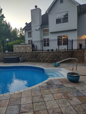 Een buitenzwembad en een verwarmd zwembad