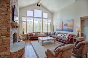 Smart TV, fireplace, video games, table tennis - 🏆 Breck Home | Hot Tub | 4 Kings | Sleeps 16 | 7 Bedrooms | FreeShuttle | Views (Breckenridge)