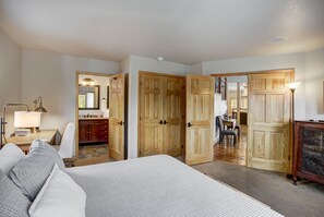7 bedrooms, desk, iron/ironing board, travel crib - 🏆 Breckenridge Home | Hot Tub | 4 Kings | Sleeps 16 | 7 Bedrooms | Pets | Views (Breckenridge)