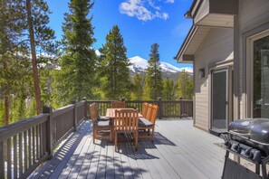 Outdoor dining - 🏆 Breckenridge Home | Hot Tub | 4 Kings | Sleeps 16 | 7 Bedrooms | Pets | Views (Breckenridge)
