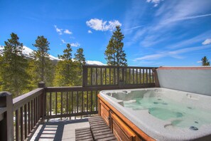 Outdoor spa tub - 🏆 Breckenridge Home | Hot Tub | 4 Kings | Sleeps 16 | 7 Bedrooms | Pets | Views (Breckenridge)