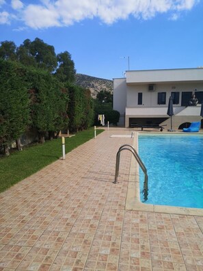 Outdoor pool - Beautiful villa with large pool near the beach (Schinias)