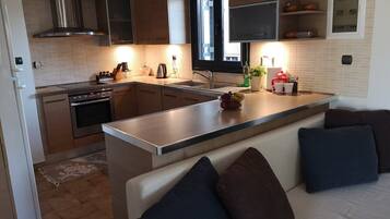 Fridge, oven, coffee/tea maker, blender