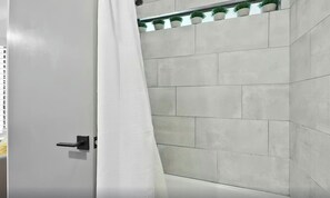 Ensemble douche/baignoire, sèche-cheveux, serviettes fournies