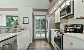 Frigorifero, microonde, forno, piano cottura