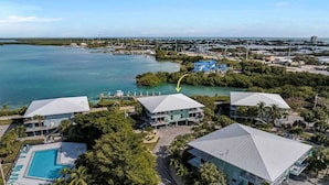 Un complexe hôtelier comprenant plusieurs bâtiments, une piscine et offrant une vue sur l’eau et le paysage environnants.