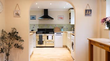 Cottage | Privékeuken | Een koelkast, een vaatwasser, een waterkoker