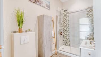 Een haardroger, handdoeken