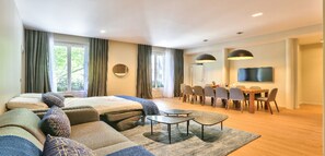 5 chambres, coffres-forts dans les chambres, bureau