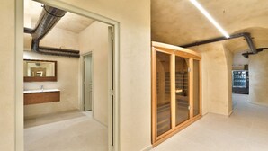 Un intérieur moderne avec un couloir menant à une salle de bain et à un espace de rangement.