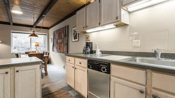Kondominium | Dapur pribadi | Lemari es, microwave, oven, dan kompor