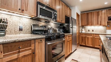 Condo | Cozinha privada | Geladeira, micro-ondas, fogão, cooktop