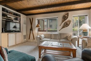 Willows Condo B3 | Living area | 40-inch flat-screen TV with cable channels, TV