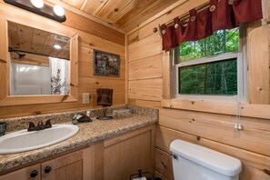 Duschwanne, Haartrockner, Handtücher, Seife