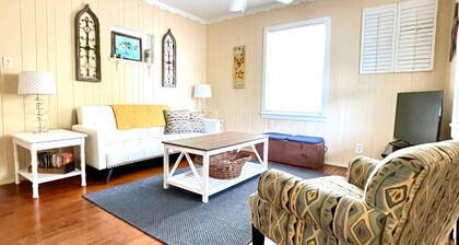 Cute Cottage In The Heart of Gulfport!