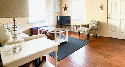 Cute Cottage In The Heart of Gulfport!