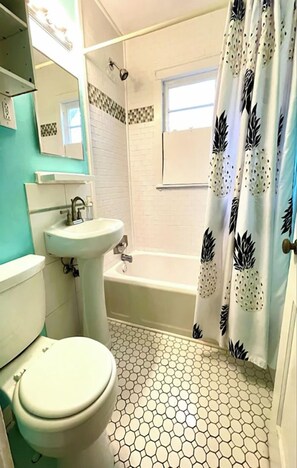 Ensemble baignoire-douche, serviettes fournies