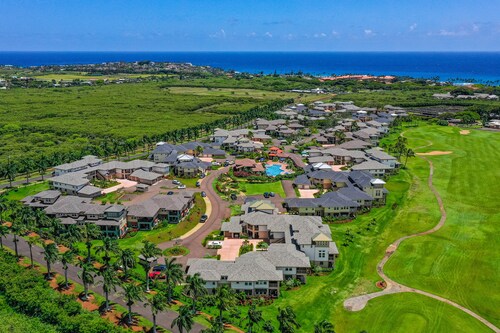 Bright and beautiful condo with pool, hot tub, gym, patio, grill, & WiFi