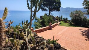 A patio with cacti and a view of the sea. - House by the sea (Cefalù)
