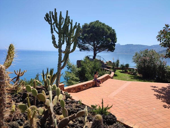 Property grounds - House by the sea (Cefalù)