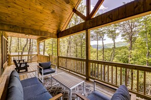 Property grounds - Brand-new cabin with mountain views, ping-pong, Wifi, AC, & firepit (Cherry Log)