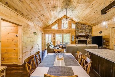 Brand-new cabin with mountain views, ping-pong, Wifi, AC, & firepit