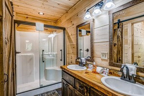 Hair dryer, towels - Brand-new cabin with mountain views, ping-pong, Wifi, AC, & firepit (Cherry Log)