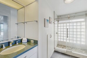 Hair dryer, towels - Hawaii Kai Dream with large lanai, ocean views, & a home office - near beaches (Honolulu)
