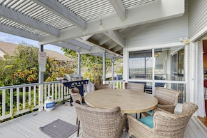 Outdoor dining - Hawaii Kai Dream with large lanai, ocean views, & a home office - near beaches (Honolulu)